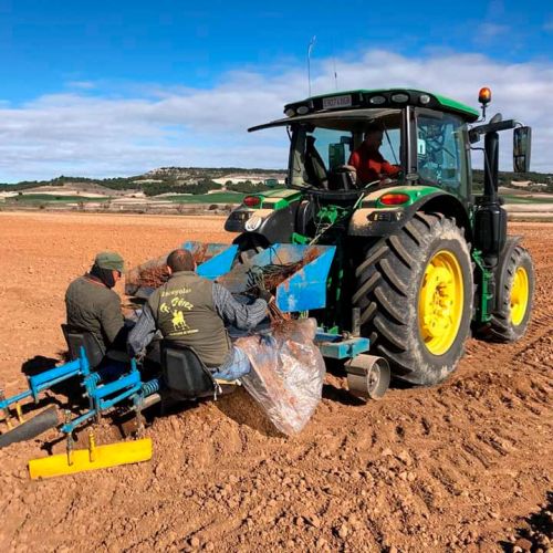 Imagen de tractor en campo arado